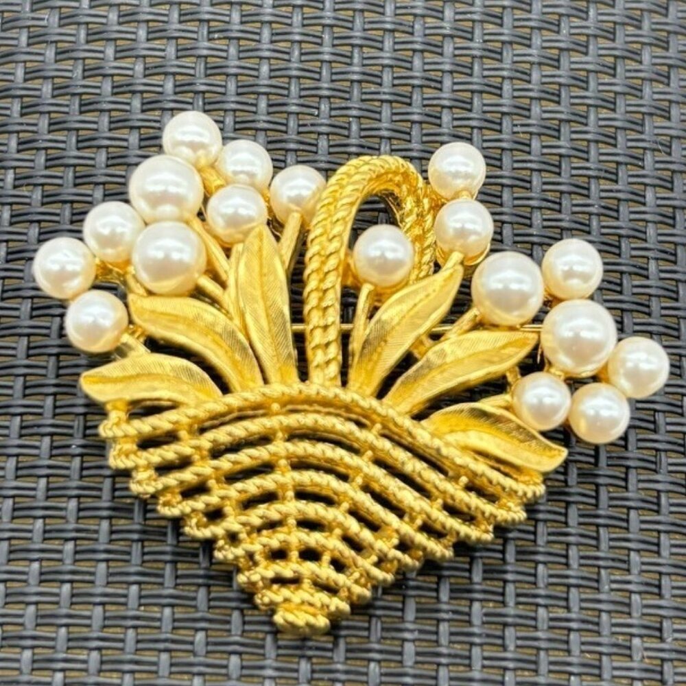 Trifari Gold-Tone Metal, Basket With Faux Pearl Flowers Brooch, Marked "Trifari" - Picture 3 of 8